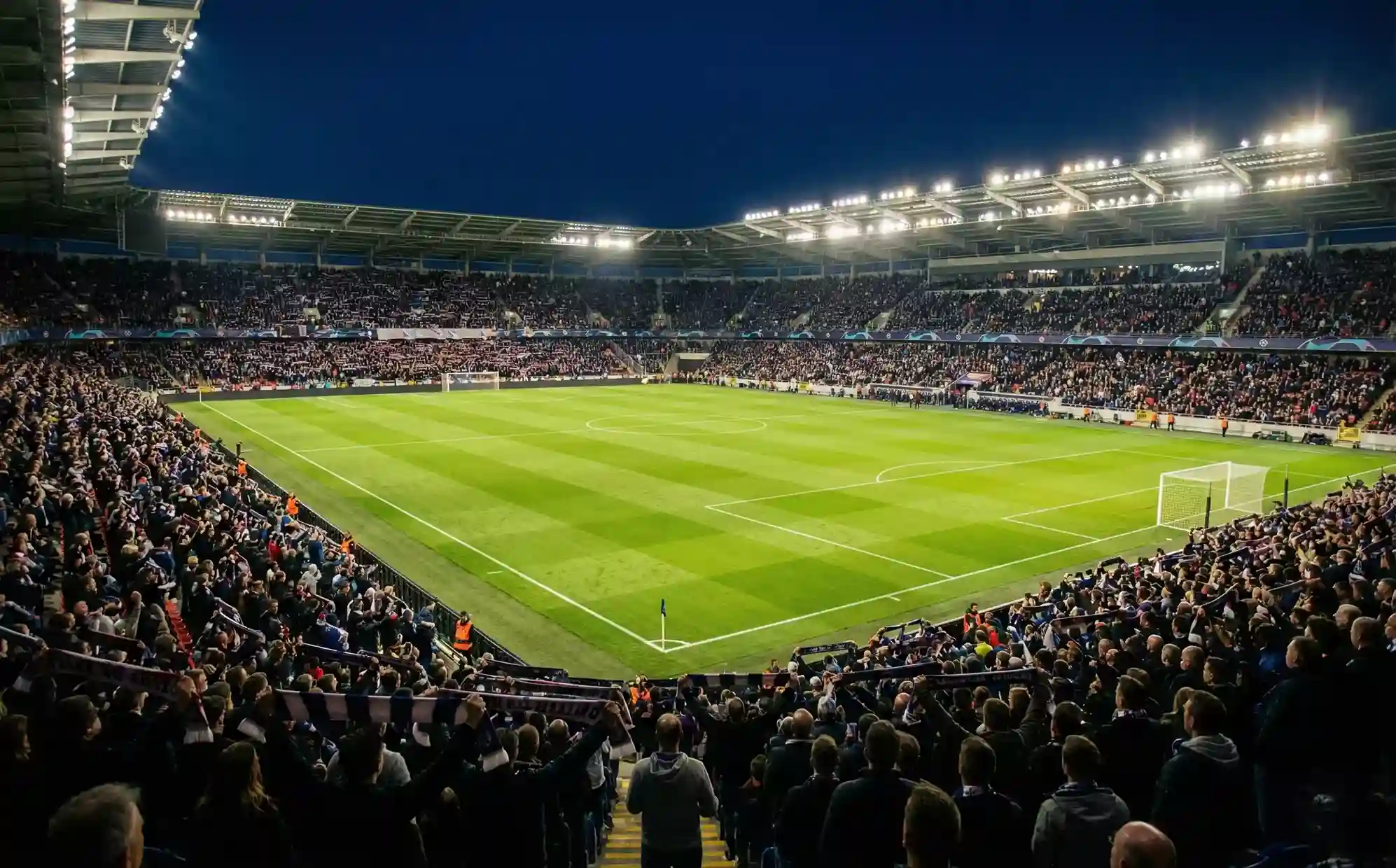Supporters passionnés dans un stade de football pendant un match