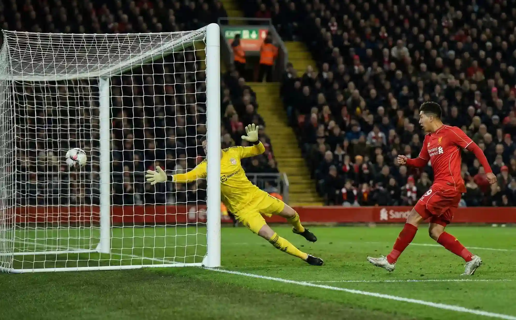Joueurs de football en action pr&egrave;s du but pendant un match